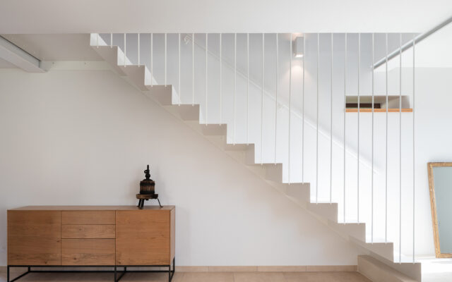 Vue intérieur, escalier blanc, métal, moderne